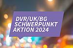 Logo der DVR/UK/BG Schwerpunktaktion 2024 Aufmerksamkeitsdefizite im Straßenverkehr, im Hintergrund Autos im Dunkeln