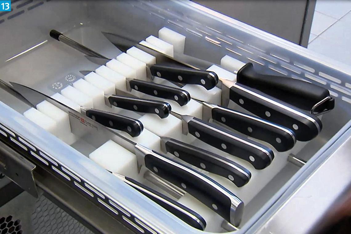 In einer Messerschublade sind verschiedene Messer aufbewahrt.