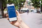 Eine Person hält ein Smartphone mit der digitalen Versichertenkarte der BGN in der Wallet-App in der Hand