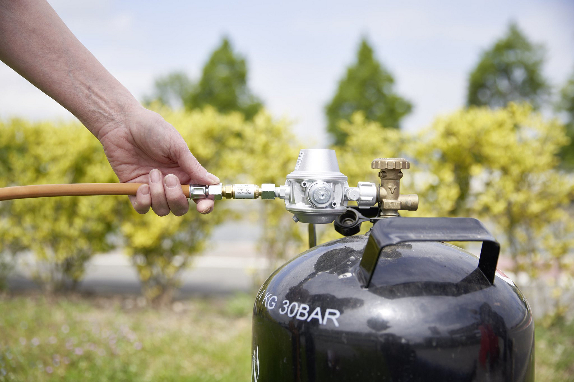 Schlauchleitung an Flüssiggasflasche anlegen