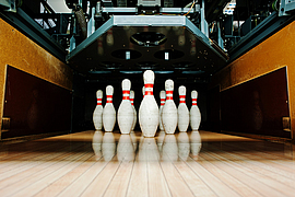 Bowlingbahn mit Kegeln
