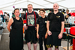 Kristina Block, Tobias Viebig, Clara Seipp und Paul Cusack (v. l. n. r.) von Sunny Side Catering im Küchenzelt beim Highfield-Festival.