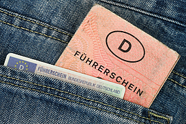 Alter und neuer Führerschein in Hosentasche