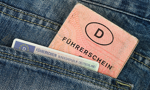 Alter und neuer Führerschein in Hosentasche