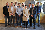 Gruppenfoto der zukünftigen BGN-Aufsichtspersonen mit ihren beiden Ausbildern