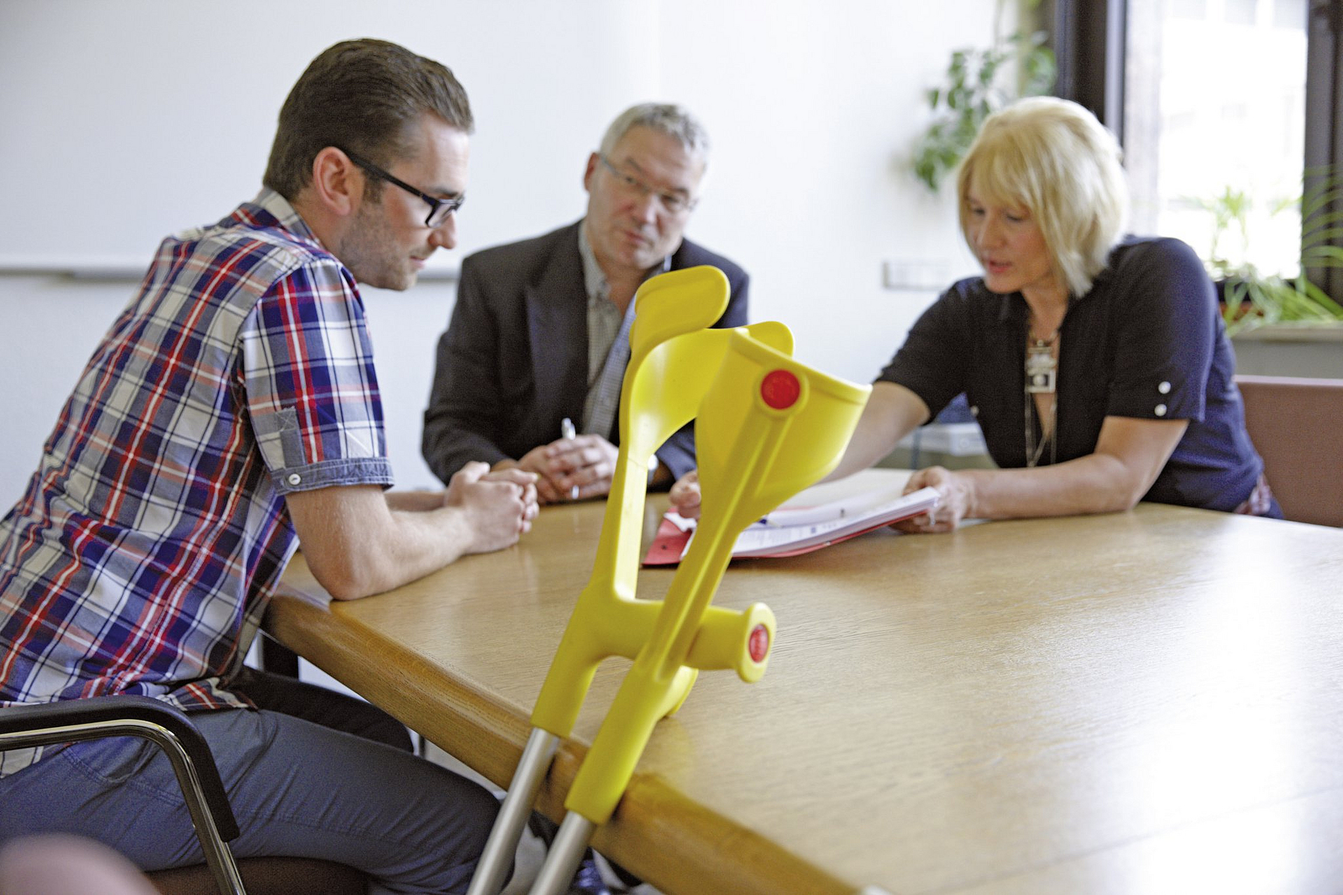 Reha-Manager beraten einen Mann nach einem Arbeitsunfall