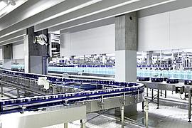 Eine Getränkeabfüllanlage in einer Produktionshalle