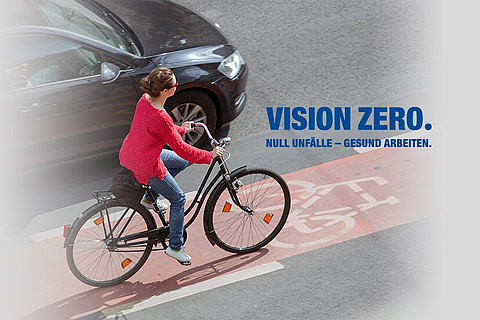 Eine Fahrradfahrerin fährt auf dem Fahrradstreifen auf der Straße neben einem Auto her.