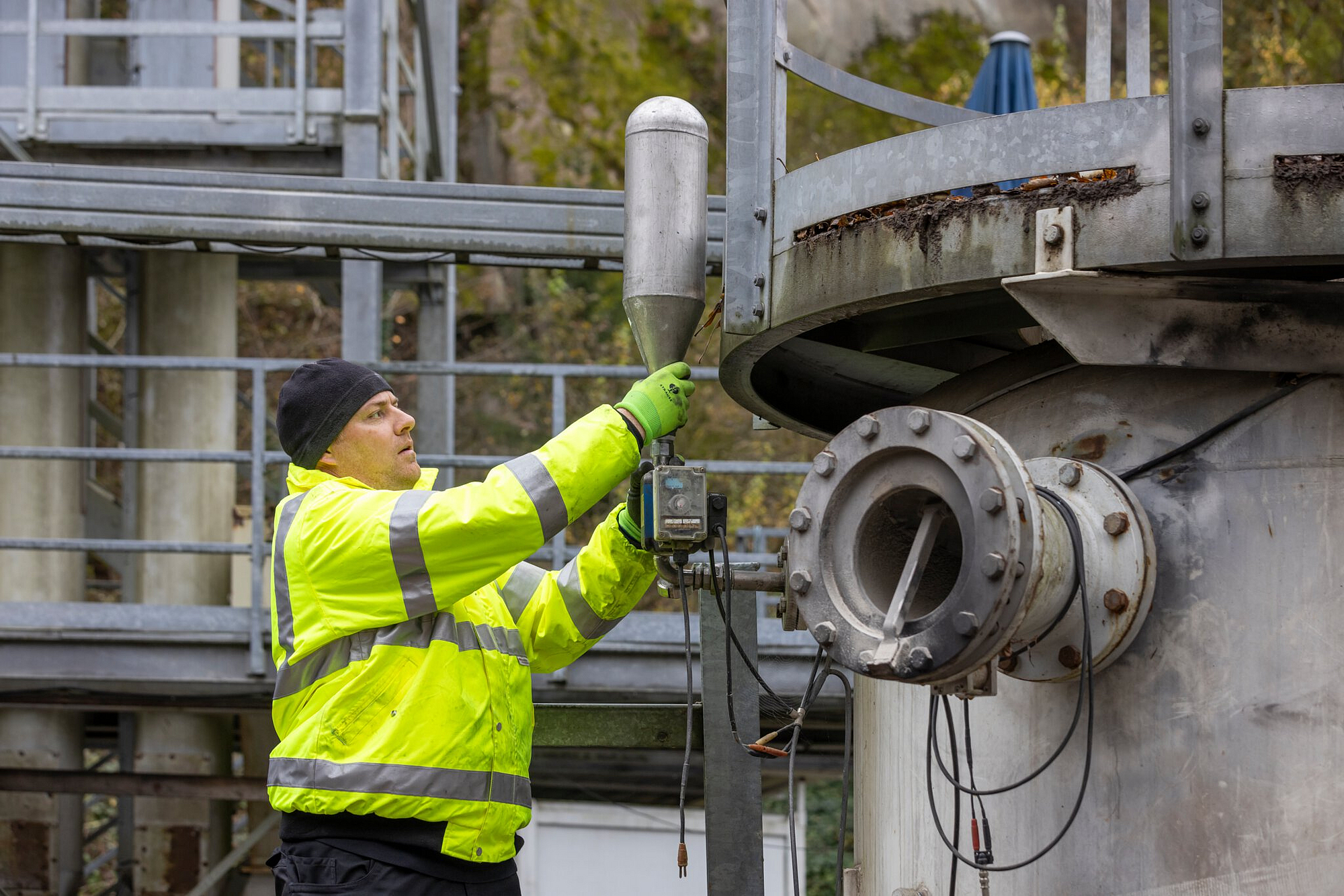 Mechaniker Peter Schweiß montiert Druckluftflaschen an einem Versuchsbehälter auf der Versuchsanlage Kappelrodeck. Mechaniker Peter Schweiß montiert Druckluftflaschen an einem Versuchsbehälter auf der Versuchsanlage Kappelrodeck.