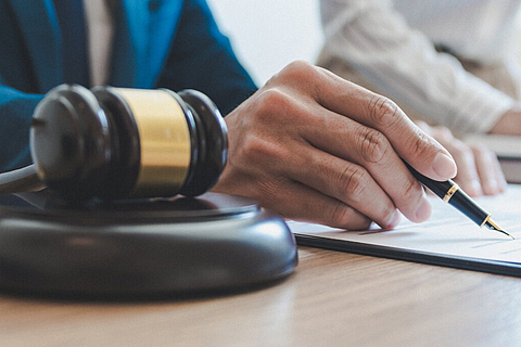 Richter unterschreibt ein Dokument