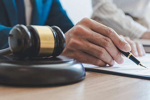 Richter unterschreibt ein Dokument