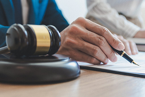 Richter unterschreibt ein Dokument