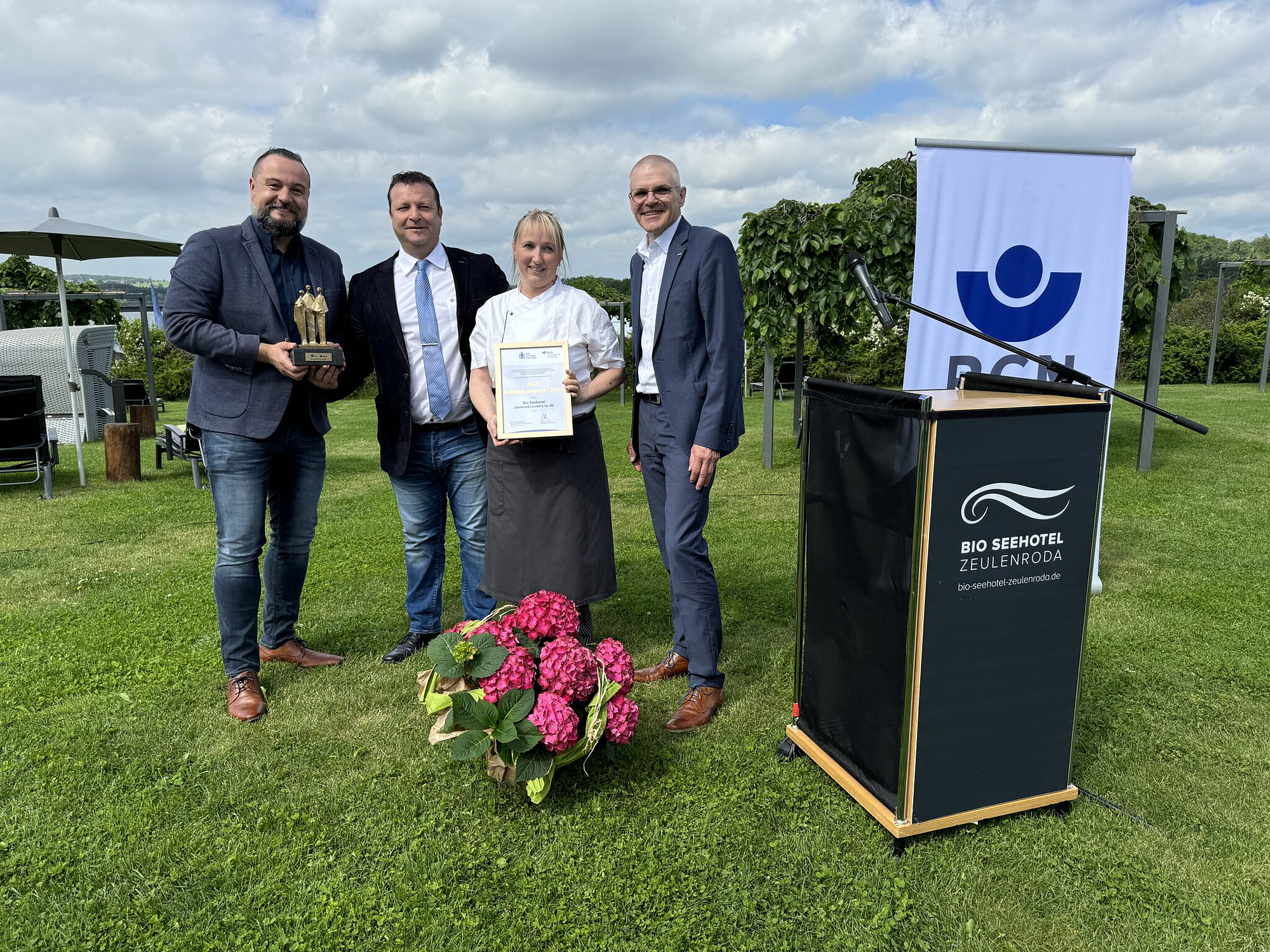 Pospich, Lange, Dubberke, Ellinger (v.l.n.r.)  vor dem Bio-Seehotel, Zeulenroda