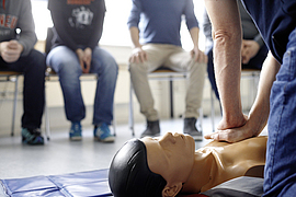 Bei einem Erste Hilfe-Kurs wird die Reanimation an einer Puppe geübt.