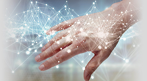 Hand vor leuchtendem Hintergrund