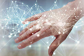 Hand vor leuchtendem Hintergrund