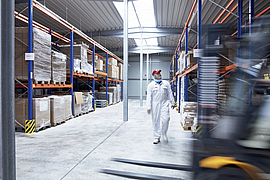 Mit dem Gabelstapler in einer Lagerhalle