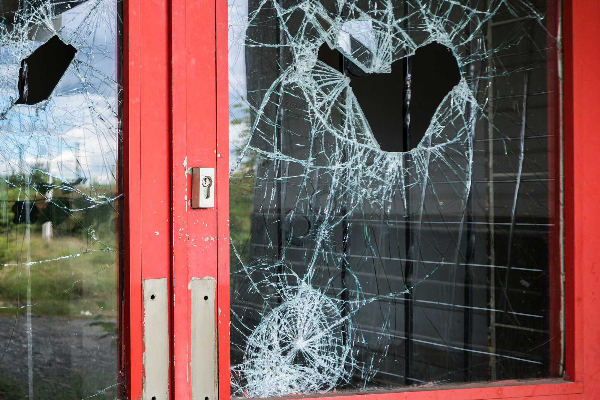 Zerschlagene Schreibe nach Einbruch