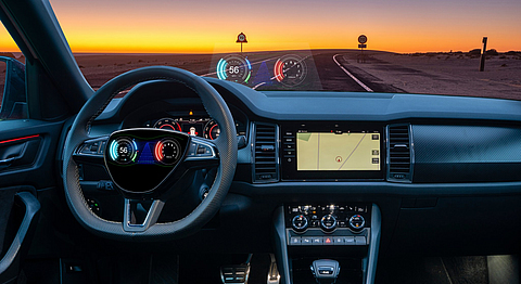 Dashboard eines SUV mit Head-up Display