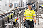 Frau in Produktionshalle Getränkeindustrie