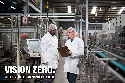 Zwei Mitarbeitende in der Produktionshalle