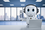 Lächelnder und winkender Roboter mit einem Laptop