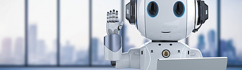 Lächelnder und winkender Roboter mit einem Laptop
