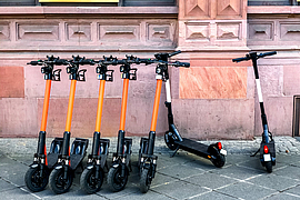 Miet E Scooter auf dem Bürgersteig