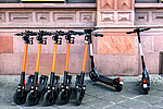 Miet E-Scooter auf dem Bürgersteig