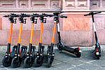 Miet E-Scooter auf dem Bürgersteig