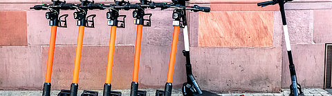 Miet E-Scooter auf dem Bürgersteig
