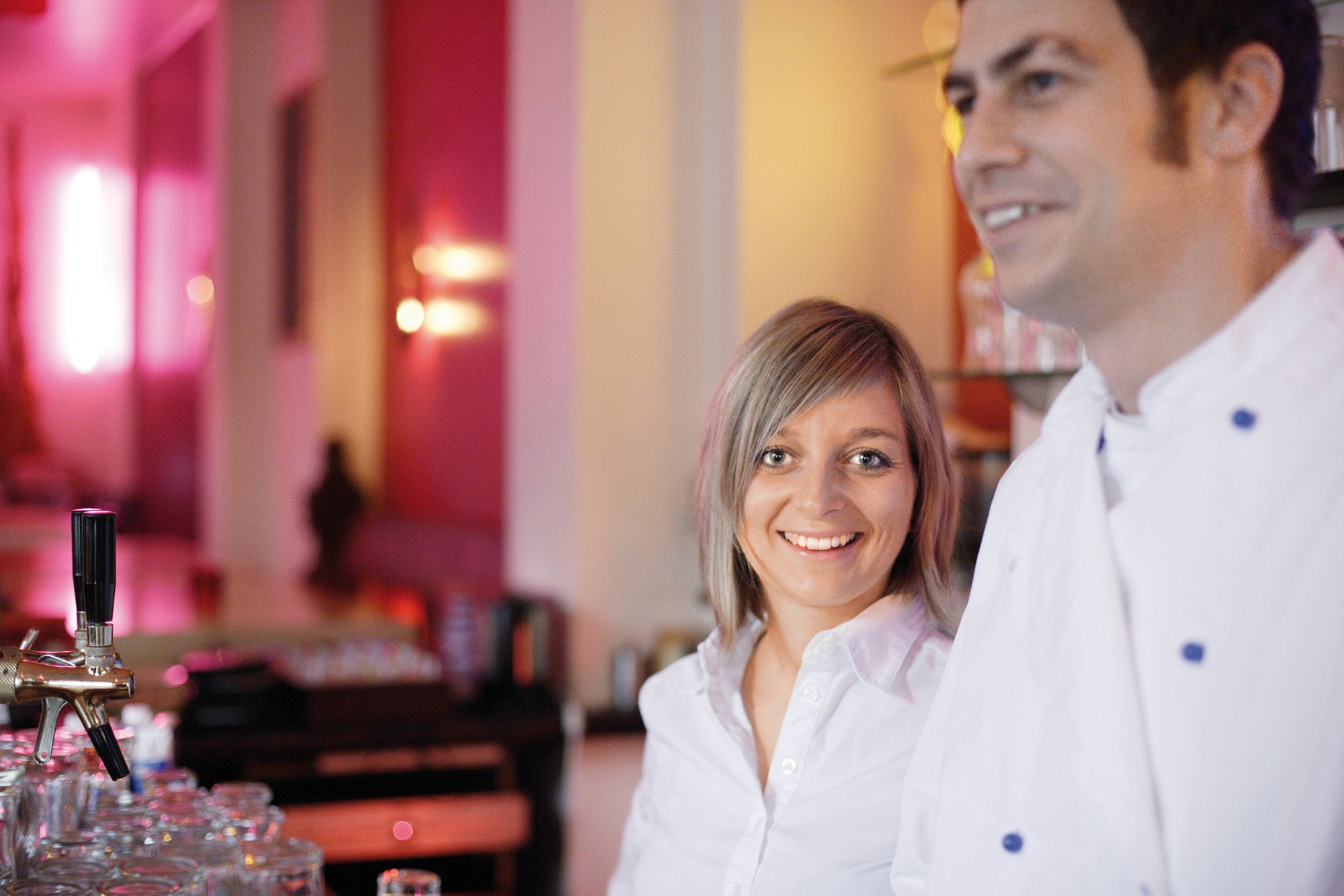 Gastwirt mit seiner Ehepartnerin in einer Gaststätte