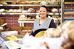 Bäckereiverkäuferin hinter der Theke