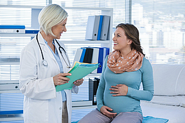 Schwangere Frau konsultiert Ärztin