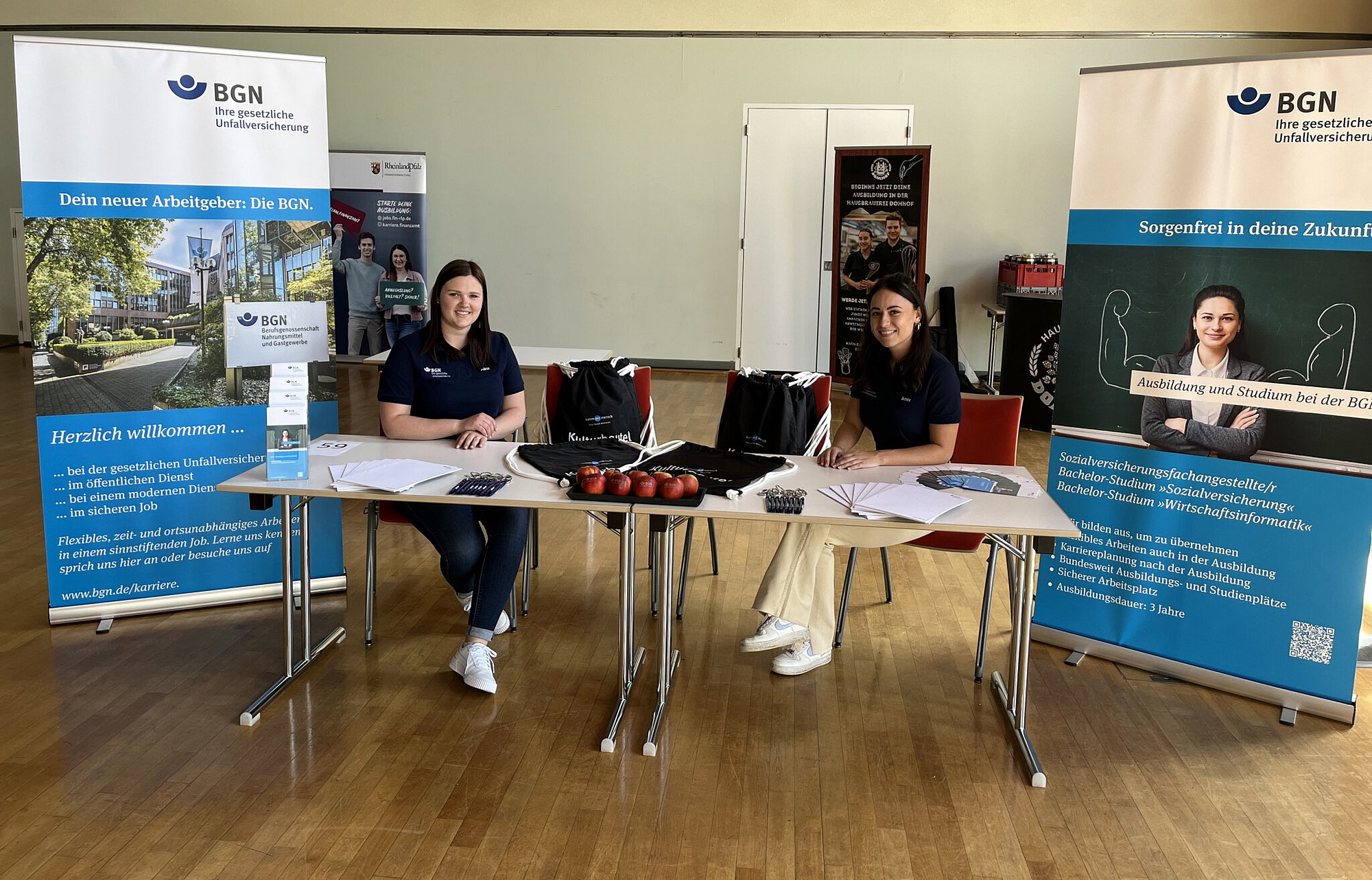 Zwei Auszubildende auf der Schulmesse Speyer