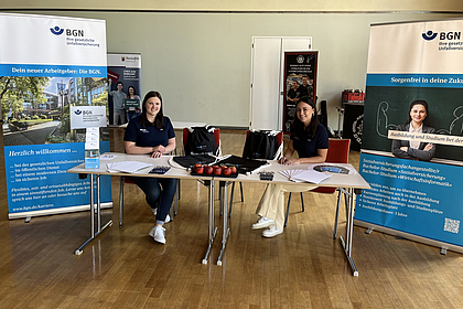 Zwei Auszubildende auf der Schulmesse Speyer