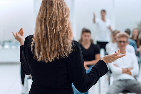  Hintergrundbild eines Business-Seminars in einem hellen Konferenzraum