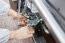 Techniker repariert technische Anlage