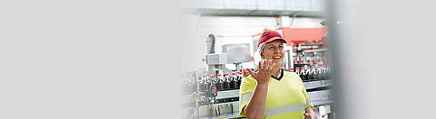 Mitarbeiterin vor Laufband mit Getränken