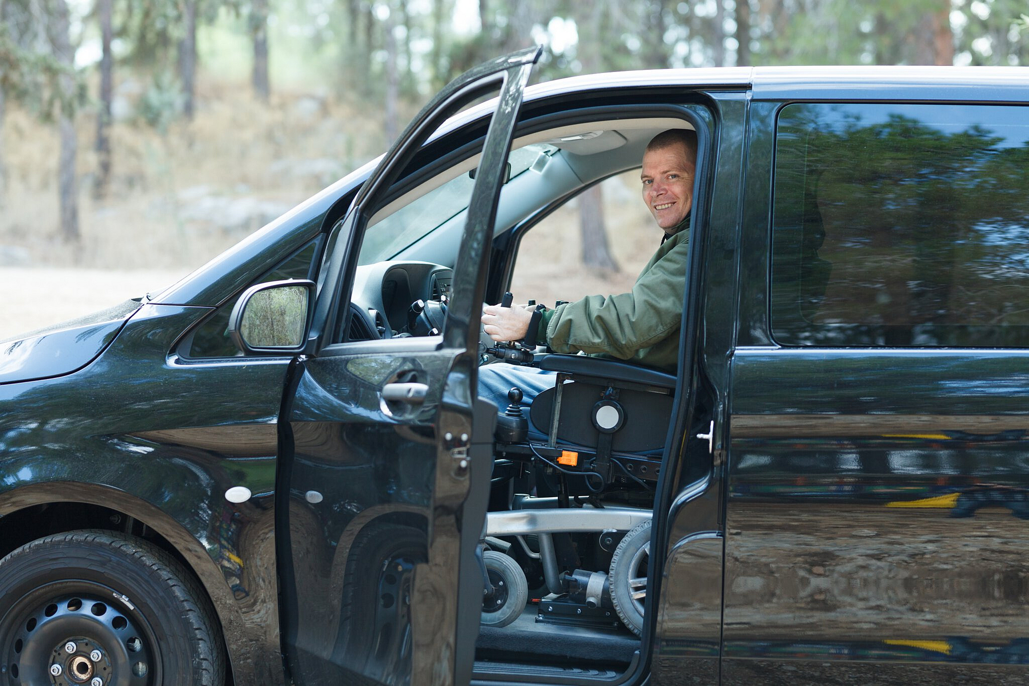 Gehbehinderter Mann fährt Auto