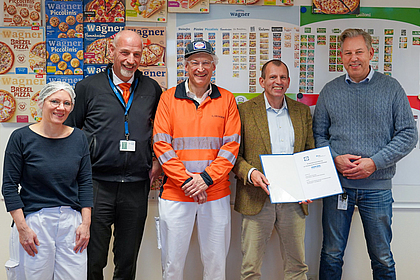 Vertreter von Wagner Pizza (links, mitte, rechts) mit Thomas Fritsch und Jörg Bergmann (BGN) bei Unterzeichnung der Kooperationsvereinbarung.