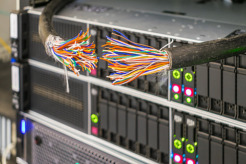 Kabelbruch im Serverraum des Rechenzentrums