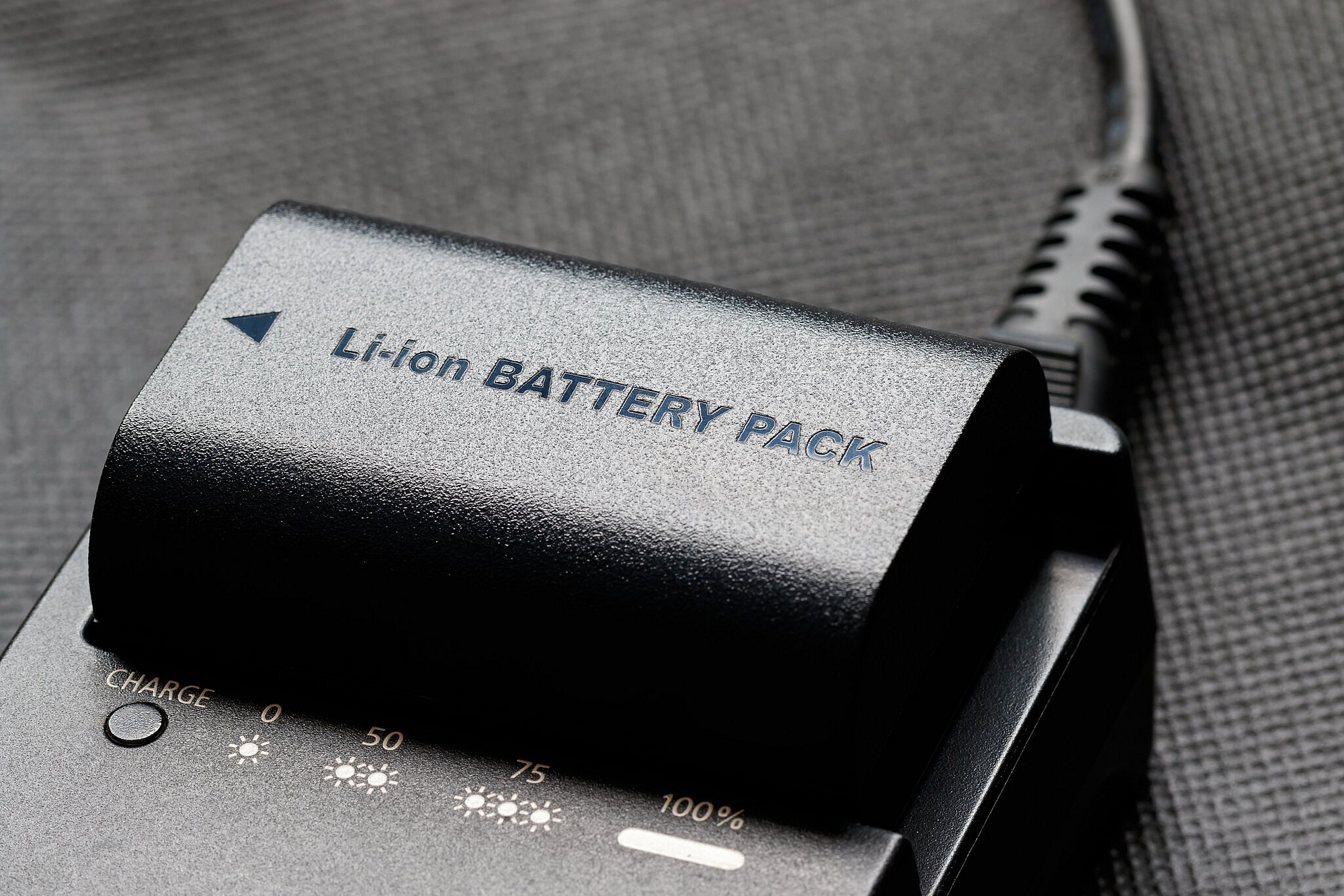 Wiederaufladbarer Lithium-Ionen-Akku mit Ladegerät