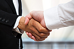 Geschäftspartner schütteln sich die Hand