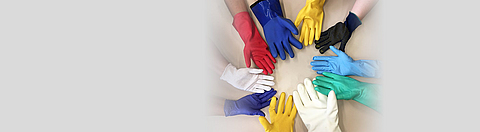 Verschiedene Arten von Schutzhandschuhen im Kreis.