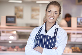 Junge Fleischereifachverkäuferin in Metzgerei