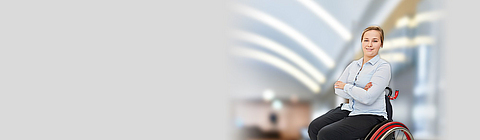 Junge Frau im Rollstuhl sitzend