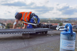 Mann in Rückhaltesystem an Absturzkante