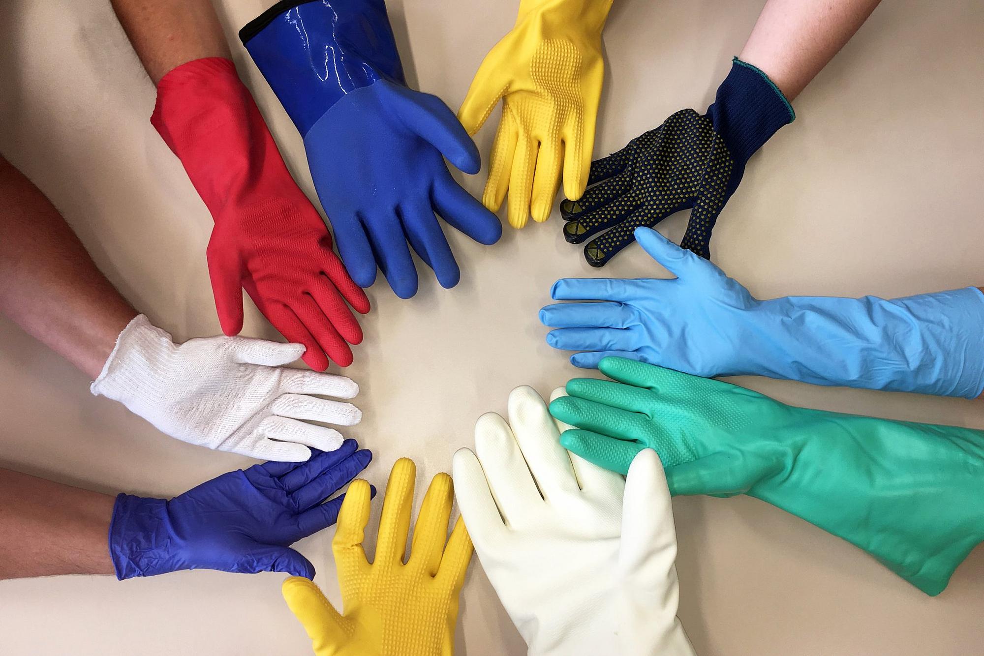 Verschiedene Handschuhe in verschiedenen Farben liegen im Kreis.