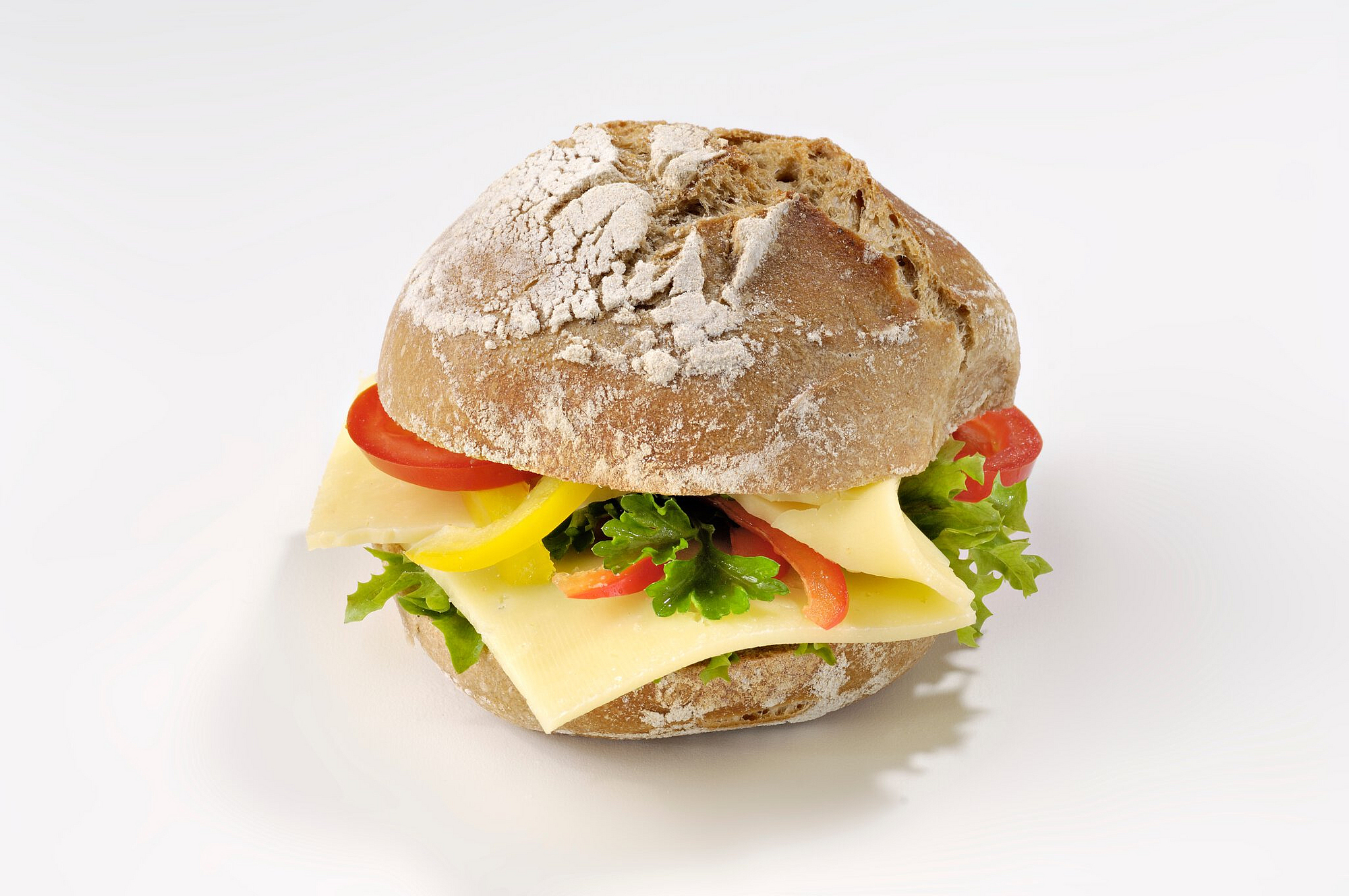 Belegtes dunkles Käsebrötchen